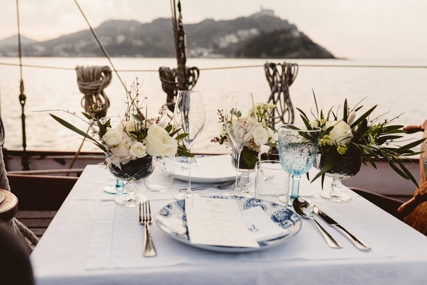 Propose in a boat over San Sebastian bay