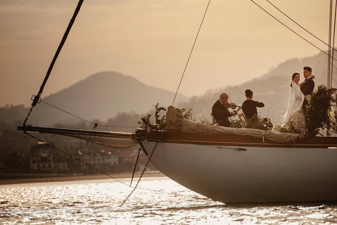 Propose in a boat over San Sebastian bay