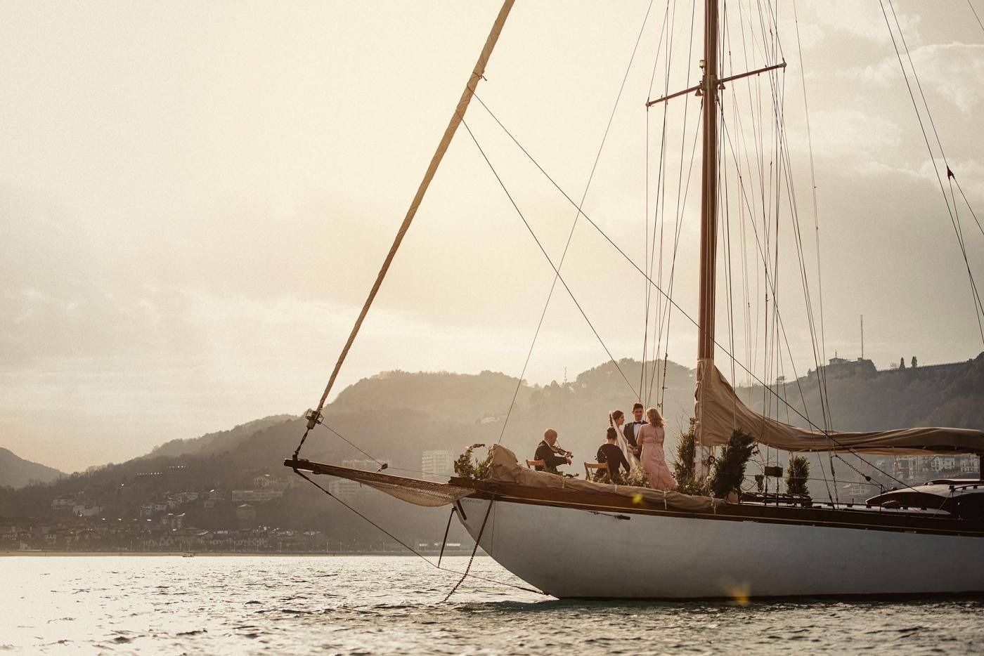 Propose in a boat over San Sebastian bay