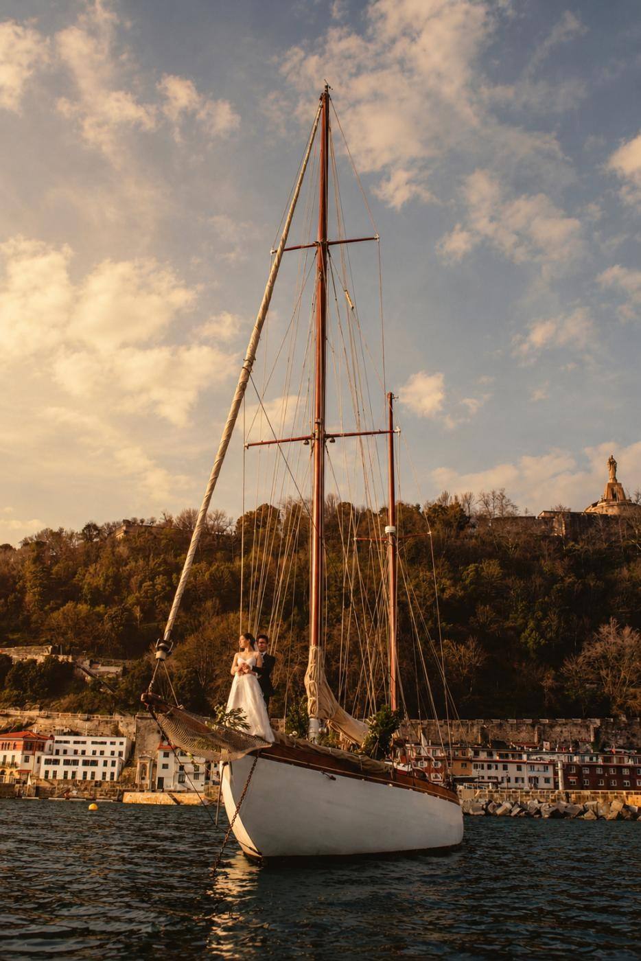 Propose in a boat over San Sebastian bay