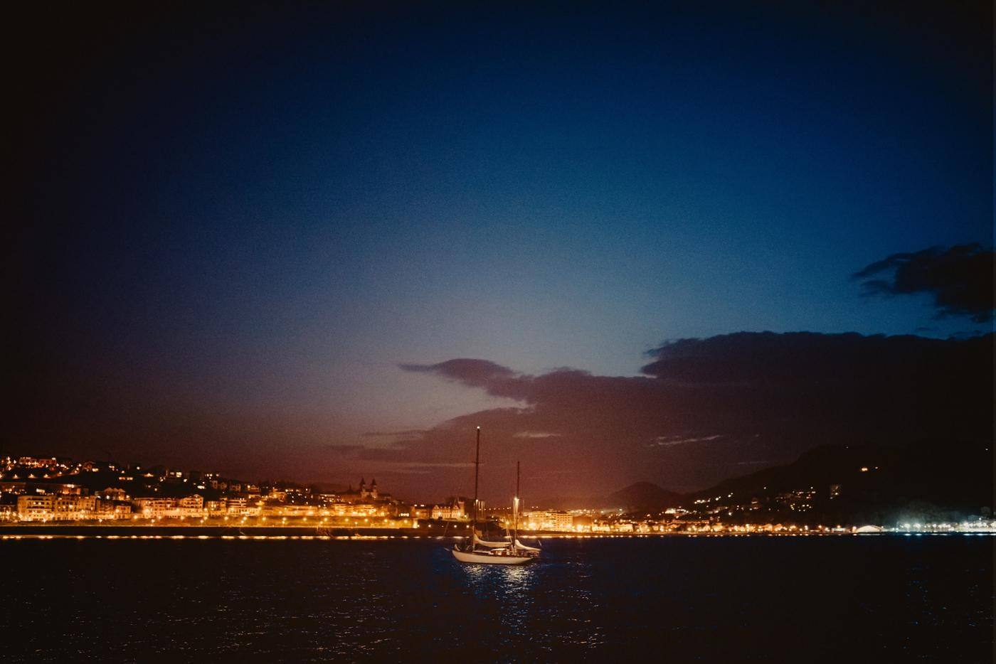 Propose in a boat over San Sebastian bay
