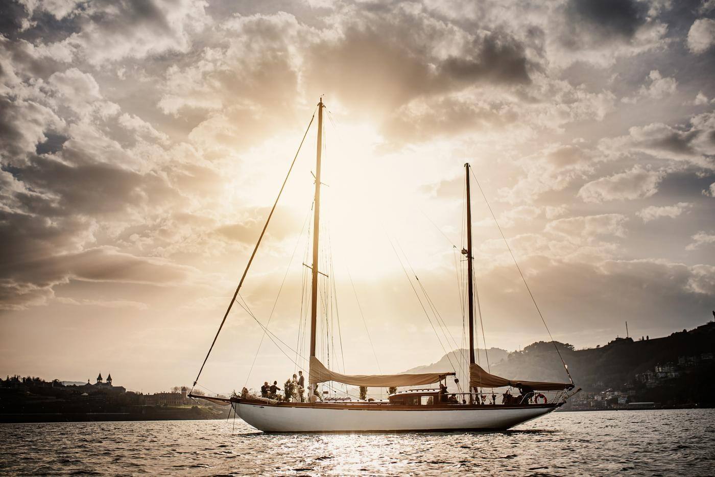 Propose in a boat over San Sebastian bay