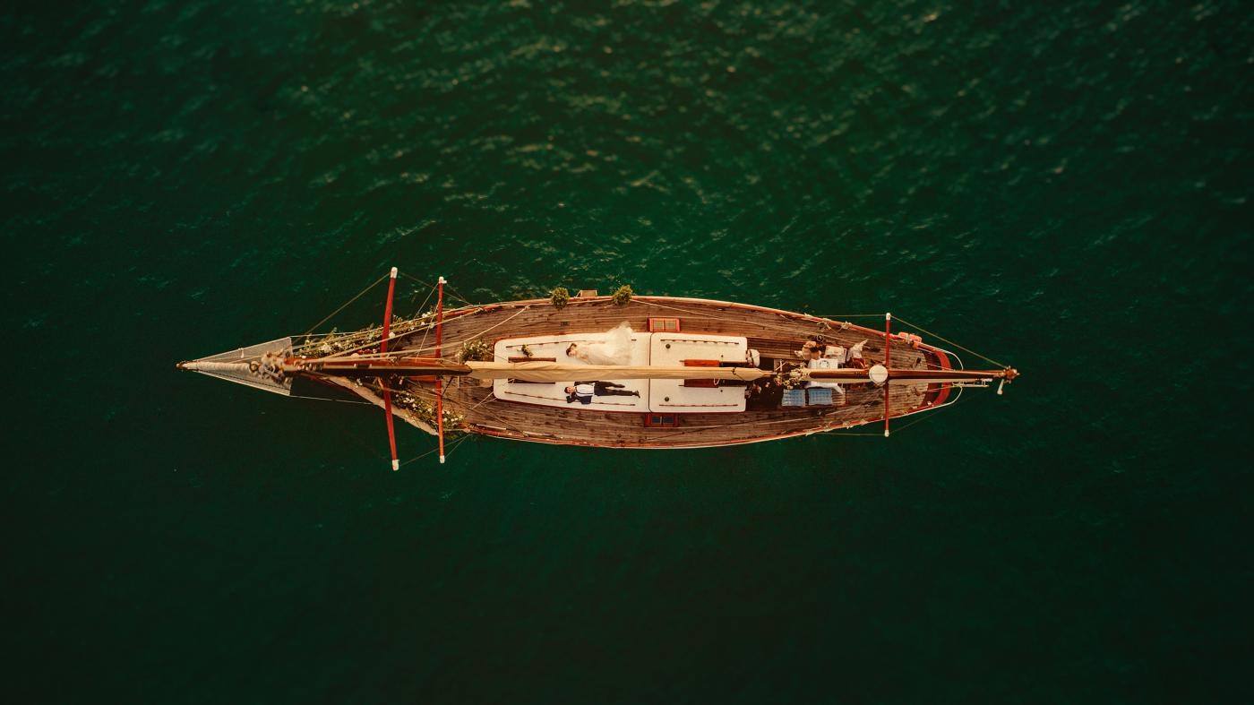 Propose in a boat over San Sebastian bay