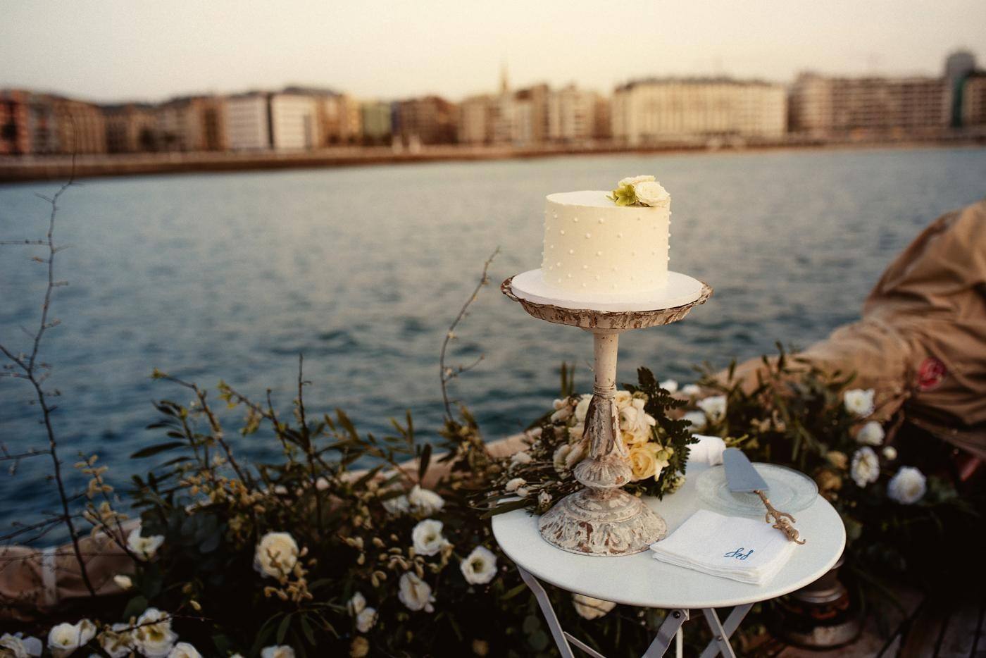 Propose in a boat over San Sebastian bay
