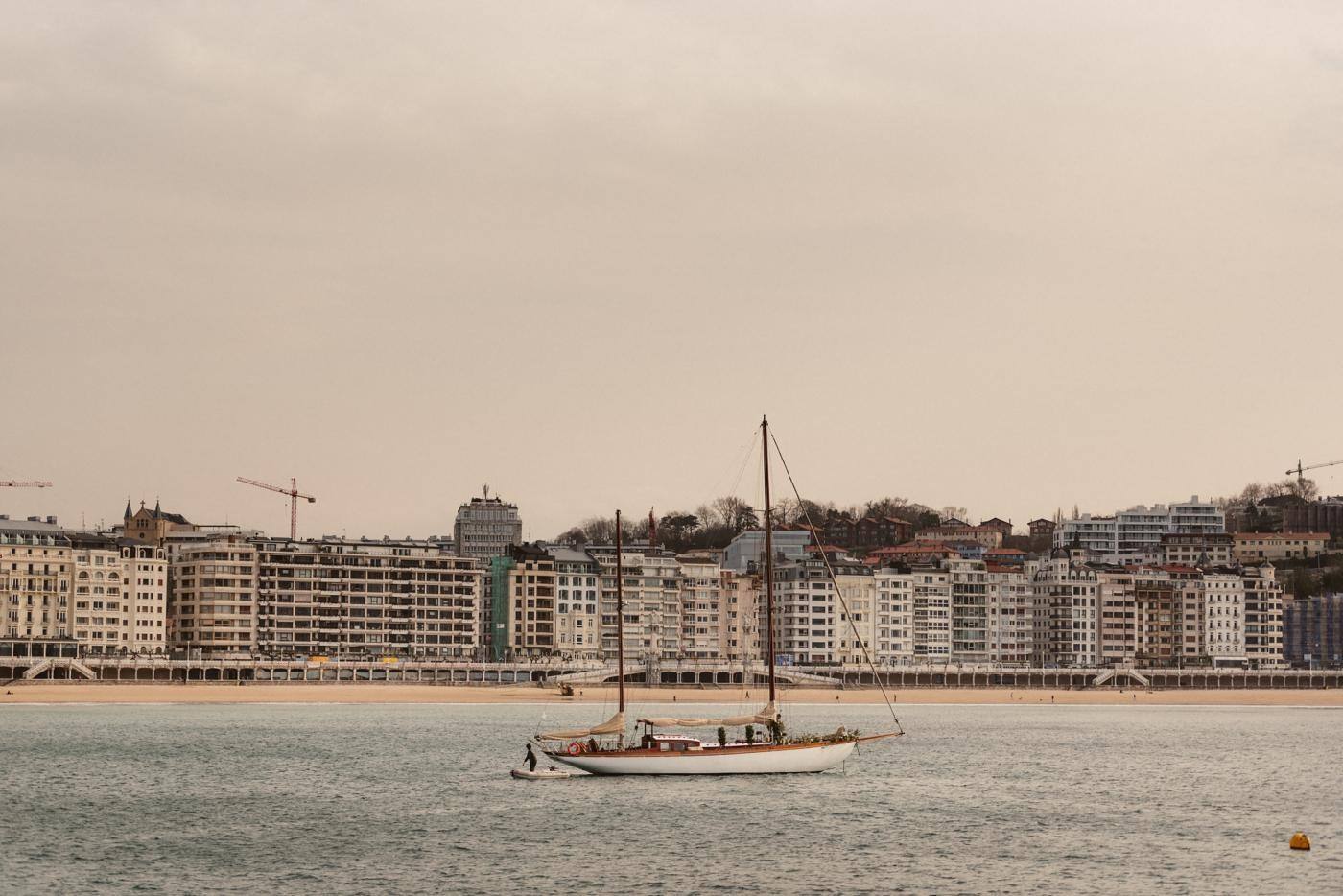 Propose in a boat over San Sebastian bay