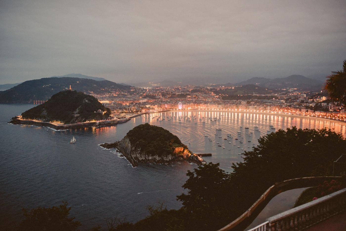 Propose in a boat over San Sebastian bay